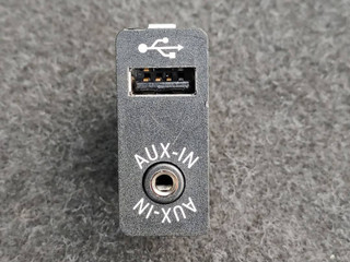разъем AUX / USB BMW 7 серия F01/F02 [рестайлинг] 2015, 4.4 л., бензин, АКПП, чёрный, седан, полный привод, 9237653