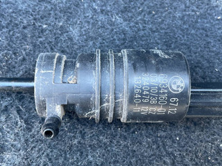 насос (моторчик) омывателя стекла BMW 5 серия F07/F10/F11 2010, 4.4 л., N63 B44 A, бензин, АКПП, хетчбэк 5 дв., 6934160
