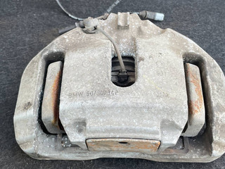 суппорт передний левый BMW 5 серия F07/F10/F11 2011, 3.0 л., i, бензин, АКПП, седан, полный привод