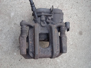 суппорт задний правый BMW 5 серия F07/F10/F11 F10 2011, 2.0 л., дизель, АКПП, седан, правый руль
