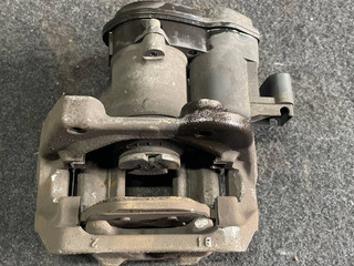 суппорт задний левый BMW 5 серия F07/F10/F11 F10 2011, 3.0 л., N52 B30, бензин, АКПП, седан