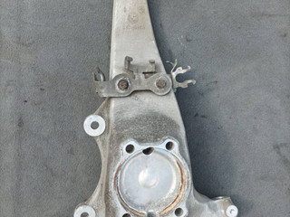 кулак поворотный правый BMW 6 серия F12/F13 [рестайлинг] F06 2016, 4.0 л., дизель, АКПП, красный, седан, задний привод, правый руль