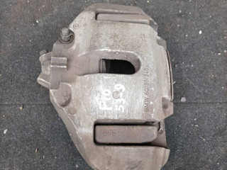 суппорт передний правый BMW 5 серия F07/F10/F11 F10 2011, 3.0 л., N57 D30 A, дизель, МКПП, седан, задний привод