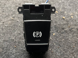 кнопка ручного тормоза (ручника) BMW 5 серия F07/F10/F11 F10 2011, 3.0 л., N57 D30 A, дизель, МКПП, седан, задний привод, 9180199