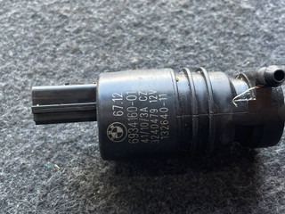 насос (моторчик) омывателя стекла BMW 5 серия F07/F10/F11 F10 2011, 3.0 л., N57 D30 A, дизель, МКПП, седан, задний привод, 6934160