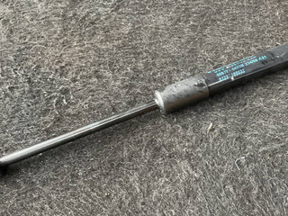 амортизатор капота BMW 7 серия F01/F02 F01 2009, 4.0 л., дизель, АКПП, imperial-blau brillant metallic, седан, задний привод, правый руль, 7185032
