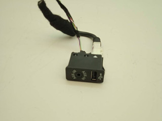 разъем AUX / USB BMW 2 серия Gran Tourer F46 2017, 1.5 л., B37 C15 A, дизель, МКПП, минивэн, 9266607