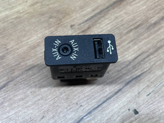 разъем AUX / USB BMW 5 серия F07/F10/F11 2012, 3.0 л., D, дизель, АКПП, хетчбэк 5 дв., задний привод, 9237654