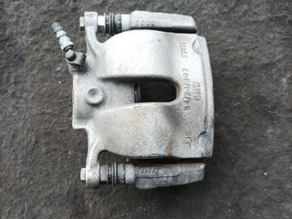 суппорт передний левый BMW 2 серия F44 2022, 1.5 л., i, B38 A15 A, бензин, АКПП, белый(300), седан, передний привод, правый руль