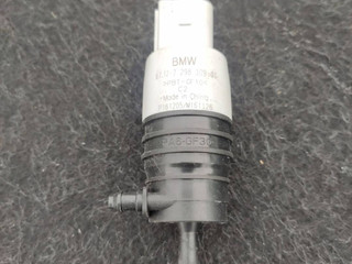 насос (моторчик) омывателя стекла BMW 5 серия G30/G31 G30 2018, 3.0 л., B57 D30 A, дизель, АКПП, синий, седан, полный привод, правый руль, 7298309