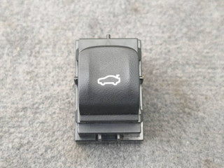 кнопка открытия багажника BMW M8 F91/92 F91 2020, 4.4 л., i, S63 B44 B, бензин, АКПП, 490, кабриолет, полный привод, правый руль, 9327029
