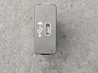 разъем AUX / USB BMW 3 серия G20 2021, 4.0 л., дизель, АКПП, серый, седан, полный привод, 8711939