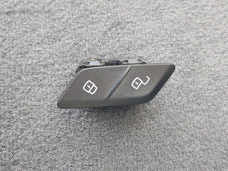 кнопка центрального замка BMW X4 M F98 2019, 3.0 л., S58B30A, бензин, АКПП, внедорожник 5 дв., полный привод, правый руль, 9386781
