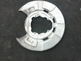 защитный кожух тормозного механизма BMW X5 F15 (2013 - 2018), 4.0 л., гибрид, АКПП, a52, внедорожник 5 дв., полный привод, правый руль, 6857981
