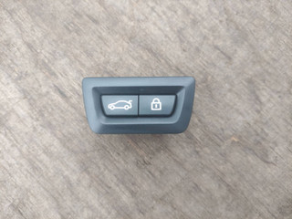 кнопка открытия багажника BMW X1 F48 2018, 1.8 л., бензин, робот, b45 estoril-blau metallic, внедорожник 5 дв., передний привод, правый руль, 9275121