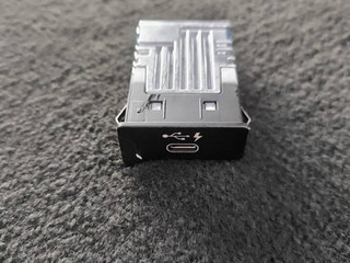 разъем AUX / USB BMW 1 серия F40 2020, 2.0 л., B48A20E, бензин, АКПП, белый, хетчбэк 5 дв., полный привод, 8711939