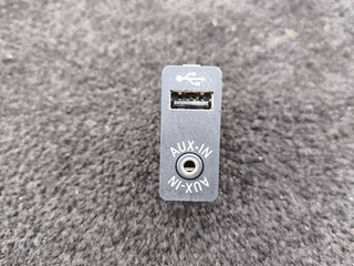 разъем AUX / USB BMW X6 E71 [рестайлинг] E71 2013, 5.0 л., дизель, АКПП, 475, внедорожник 5 дв., полный привод, 9237653