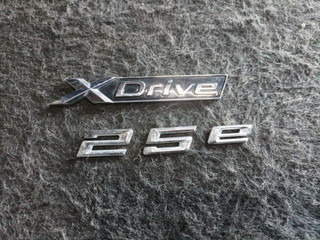 эмблема BMW X1 F48 [рестайлинг] F48 2021, 1.5 л., гибрид, a96, внедорожник 5 дв., полный привод