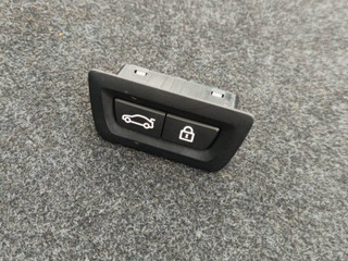 кнопка открытия багажника BMW M8 F91/92 F93 2020, 4.4 л., S63 B44 B, бензин, АКПП, седан, полный привод, 9275121