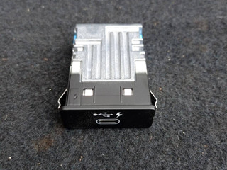 разъем AUX / USB BMW X5 G05 2021, 3.0 л., гибрид, АКПП, c27, внедорожник 5 дв., полный привод, 8711939