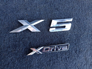 эмблема BMW X5 G05 2021, 3.0 л., гибрид, АКПП, c27, внедорожник 5 дв., полный привод, 7424395