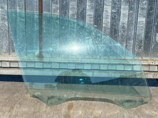 стекло двери передней правой BMW X5 F15 2014, 4.0 л., дизель, АКПП, rubinschwarz metallic (x03), внедорожник 5 дв., полный привод