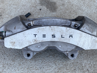 суппорт передний левый Tesla Model 3 1 поколение 2022, электро, задний привод, правый руль, 1044621-00-F, 1044621