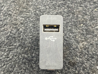 разъем AUX / USB BMW i3 L01 [рестайлинг] 2020, электро, хетчбэк 5 дв., задний привод, 6820397