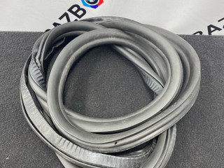 уплотнитель двери BMW 7 серия G11/G12 G11 2017, 4.0 л., дизель, x03 rubin-metallic black, седан, полный привод, 7336046