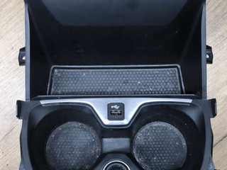 подстаканник BMW 1 серия F40 2023, 1.5 л., B37 C15 A, дизель, skyscraper grau metallic (c4w), хетчбэк 5 дв., передний привод, 5A37574