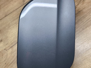 лючок топливного бака BMW 1 серия F40 2023, 1.5 л., B37 C15 A, дизель, skyscraper grau metallic (c4w), хетчбэк 5 дв., передний привод