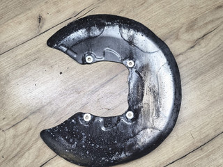защитный кожух тормозного механизма BMW 1 серия F40 2023, 1.5 л., B37 C15 A, дизель, skyscraper grau metallic (c4w), хетчбэк 5 дв., передний привод, 6799739