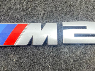 эмблема BMW M2 G87 2024, 3.0 л., S58B30A, бензин, brooklyn grau metallic (c4p), купе, задний привод, правый руль