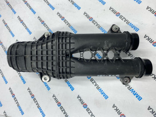 патрубок интеркулера BMW M2 G87 2024, 3.0 л., S58B30A, бензин, АКПП, купе, задний привод, 13718054842, 8054842