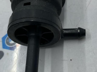 насос (моторчик) омывателя стекла BMW 5 серия F07/F10/F11 [рестайлинг] F11 2013, 2.0 л., дизель, универсал, 8362154