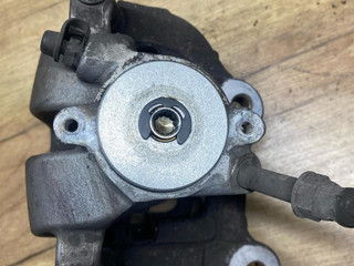 суппорт задний левый BMW 5 серия G30/G31 G30 2017, 2.0 л., B47 D20 B, дизель, АКПП, a90, седан, задний привод, правый руль