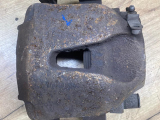 суппорт передний левый BMW X5 F15 2016, 2.0 л., N20 B20 A, бензин, АКПП, внедорожник 5 дв., полный привод