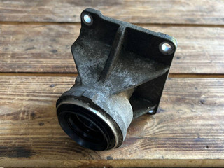 кронштейн полуоси BMW 7 серия F01/F02 F01 2012, 4.4 л., N63 B44 A, бензин, АКПП, седан, 31507588950, 7588950