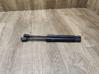 амортизатор крышки багажника (3-5 двери) Volkswagen Jetta 4 поколение 2003, 2.0 л., BEV, бензин, МКПП, седан, 1JM827550