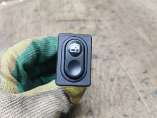 кнопка стеклоподъемника двери передней левой Audi 80 B3 1991, 1.8 л., бензин, МКПП, седан