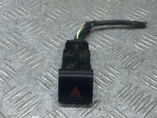 кнопка аварийной сигнализации Toyota Avensis 1 поколение (T220) 1999, 2.0 л., 2C, дизель, МКПП, хетчбэк 5 дв.