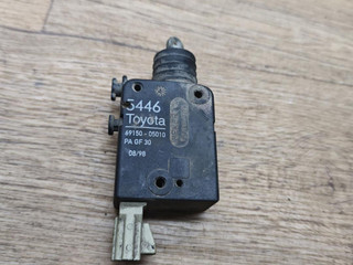 активатор замка багажника Toyota Avensis 1 поколение (T220) 1999, 2.0 л., 2C, дизель, МКПП, хетчбэк 5 дв., 6915005010
