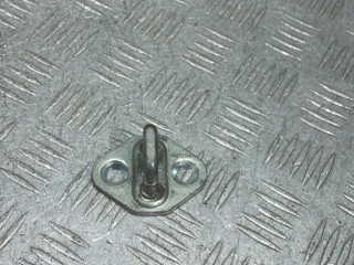 ответная часть (скоба) замка двери Toyota Avensis 1 поколение (T220) 1999, 2.0 л., 2C, дизель, МКПП, хетчбэк 5 дв.