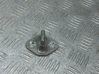 ответная часть (скоба) замка двери Toyota Avensis 1 поколение (T220) 1999, 2.0 л., 2C, дизель, МКПП, хетчбэк 5 дв.