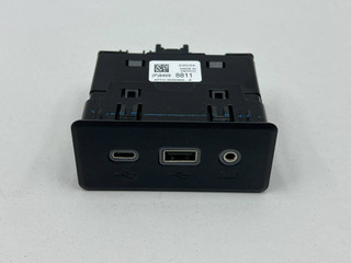 разъем AUX / USB GMC Terrain 2 поколение [рестайлинг] 2024, 1.5 л., бензин, АКПП, внедорожник 5 дв., 84698811