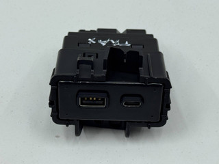 разъем AUX / USB Chevrolet Trax 2 поколение 2025, 1.2 л., бензин, вариатор, внедорожник 5 дв., передний привод, 13561808, 13549941, 13555488