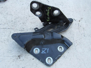 петля капота правая Volkswagen Touareg 1 поколение 2006, 3.0 л., дизель, внедорожник 5 дв., 7L6823302B
