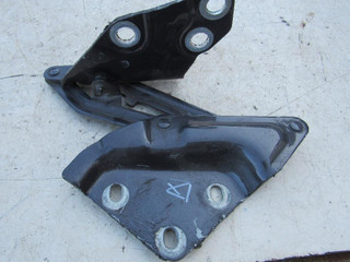 петля капота левая Volkswagen Touareg 1 поколение 2006, 3.0 л., дизель, внедорожник 5 дв., 7L6823301A