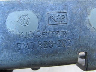 петля капота левая Volkswagen Golf Plus 1 поколение 2005, 2.0 л., дизель, хетчбэк 5 дв., 5M0823302