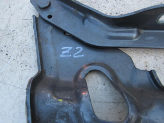 петля капота левая Volkswagen Touareg 2 поколение 2011, 3.0 л., дизель, внедорожник 5 дв., 7P6823301